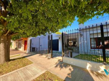 Casa · 114m² · 4 Ambientes · 2 Cocheras · Casa en Venta Castelar Norte Apto Crédito Planta Baja
