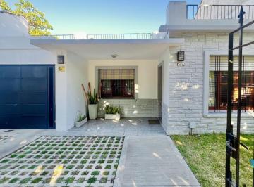 Casa · 114m² · 4 Ambientes · 2 Cocheras · Casa en Venta Castelar Norte Apto Crédito Planta Baja