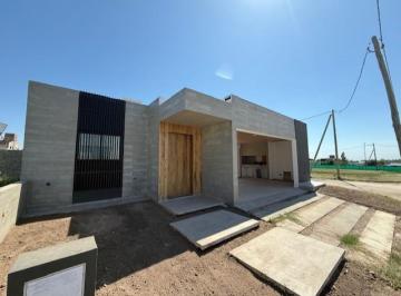 Casa · 150m² · 4 Ambientes · 2 Cocheras · Rincones de Manatiales 2 Dorm. en Suite / Patio / Pileta Exc. Term.