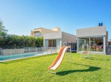 Casa · 207m² · 6 Ambientes · 2 Cocheras · Venta - Casa 3 Dorm., Quincho y Piscina - Barrio San Sebastián - Funes
