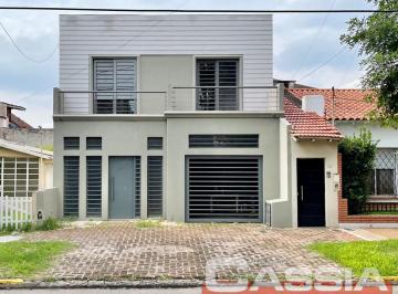 Casa · 180m² · 4 Ambientes · 1 Cochera · Casa - Banfield Oeste