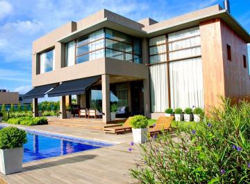 Casa · 504m² · 4 Ambientes · 2 Cocheras · Casa con Amarra y Pileta Climatizada en Venta Albanueva