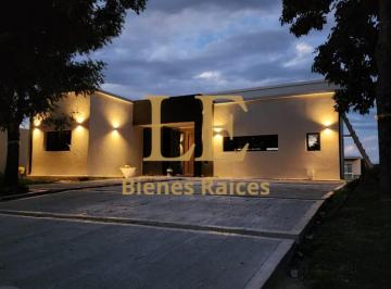 Casa · 220m² · 5 Ambientes · 2 Cocheras · Casa a La Venta en El Barrio El Cazal a La Laguna