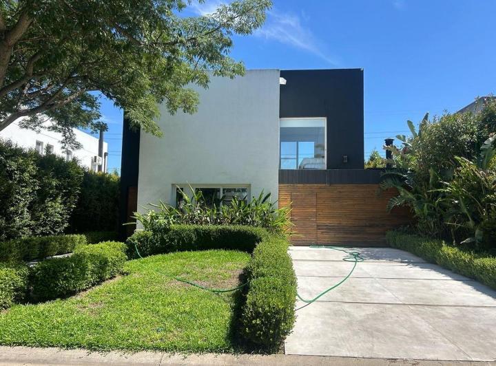 Casa · 220m² · 4 Ambientes · 2 Cocheras
