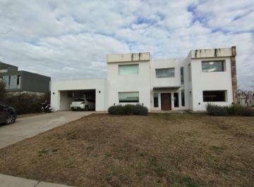 Casa · 478m² · 4 Dormitorios · 1 Cochera · Casa en La Cascada Country Golf
