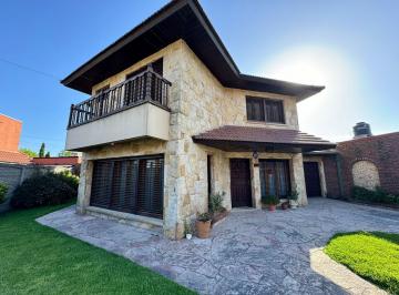 Casa · 184m² · 5 Ambientes · 2 Cocheras · Casa en Cardiel 7500 de Cinco Ambientes con Cochera Doble y Patio