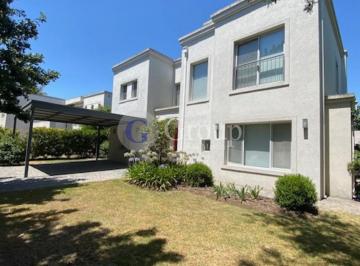 Casa · 250m² · 5 Ambientes · 1 Cochera · Casa Chalet en Venta en Santa María de Los Olivos, Malvinas Argentinas, G. B. a. Zona Norte