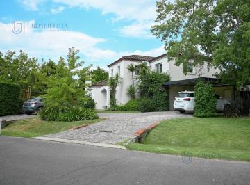 Casa · 237m² · 5 Ambientes · 2 Cocheras · Casa en Ayres de Pilar