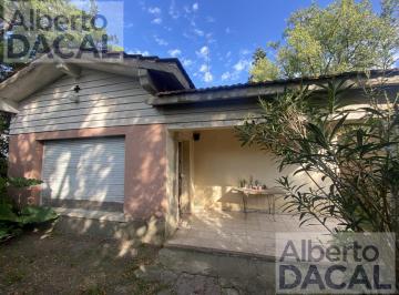 Casa · 70m² · 4 Ambientes · Casa en Villa Elisa a Reciclar o Demoler Sobre Dos Amplios Lotes.