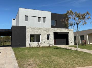 Casa · 137m² · 4 Ambientes · Casa en Venta en Acacias/puertos - 4 Ambientes