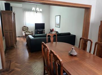 Casa · 194m² · 5 Ambientes · Casa Céntrica Venta Planta Alta Categoría con Patio y Terraza