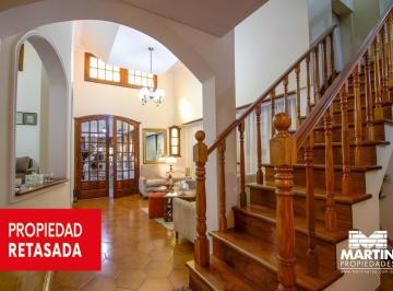Casa · 329m² · 7 Ambientes · Casa en Venta en Beccar Dos Locales con Amplia Vivienda, Apta Para Usos Múltiples. Lote 353 m².