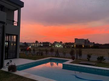 Casa · 259m² · 6 Ambientes · 2 Cocheras · Casa en Venta 6amb - C/ Pileta - Lagos de Canning 1