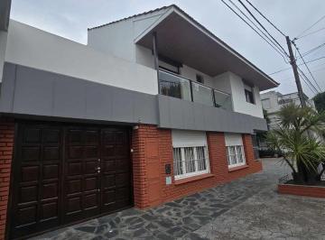 Casa · 92m² · 4 Ambientes · 1 Cochera · Chalet en PH Al Frente, Totalmente Independiente, 4 Ambientes