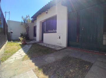 Casa de 4 ambientes, Lomas de Zamora · Apto Credito Chalet de 4 Ambientes con Cocheras y Fondo Libre Parquizado.