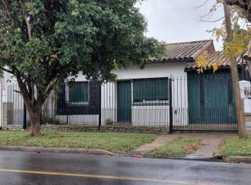 Casa en Venta de 4 ambientes Banfield · Anticipo 60% y Cuotas Chalet de 4 Ambientes con Cocheras y Fondo Parquizado Apto Credito