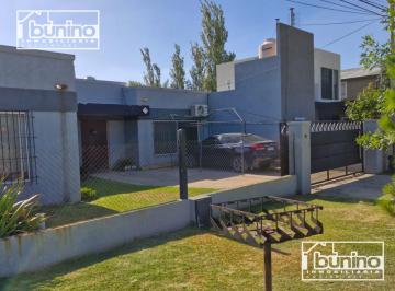 Casa · 160m² · 5 Ambientes · 1 Cochera · Casa en Venta en Funes - 3 Dorm.