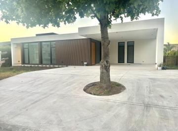 Casa · 177m² · 5 Ambientes · 2 Cocheras · Alquiler Estancia Smithfield Zarate