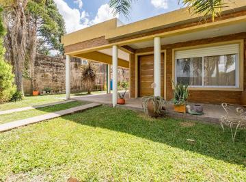 Casa · 140m² · 4 Ambientes · 1 Cochera · Venta/permuta - Casa de 2 Dorm. con Jardín, Piscina y Quincho. Alvear.