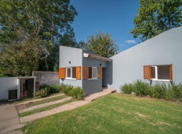 Casa · 60m² · 3 Ambientes · 1 Cochera · Casa Tipo PH Gonnet 505 E 19 y Cno Gral Belgrano Apto Banco