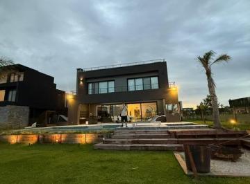 Casa · 600m² · 5 Ambientes · 2 Cocheras · Casa en El Yacht