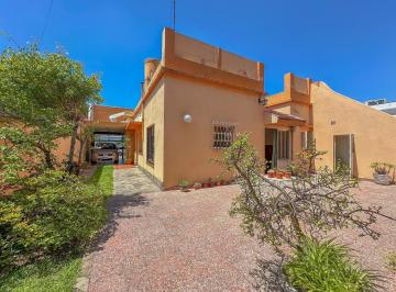 Casa · 167m² · 4 Ambientes · 2 Cocheras · Casa en Venta en Lanús Este