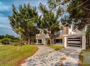 Casa · 380m² · 6 Ambientes · 5 Cocheras · Casa en Alquiler Febrero y Venta 6 Ambientes Costa Esmeralda Barrio Golf II