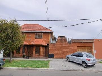 Casa · 260m² · 4 Ambientes · 2 Cocheras · Venta Casa de 6 Amb/ Más Dos Locales, Cochera y Fondo Libre!