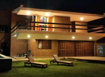 Casa · 283m² · 3 Dormitorios · 2 Cocheras · Casa en Villa del Lago, con Pileta. Grandes Vistas!