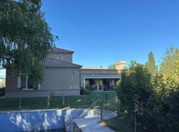 Casa · 450m² · 4 Dormitorios · Casa en Barrio Comahue Golf Club
