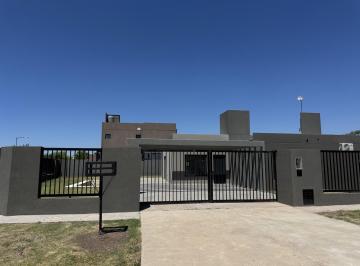 Casa · 115m² · 4 Ambientes · Venta Funes Norte –casa en Planta Baja con Piscina, 2 Dormit