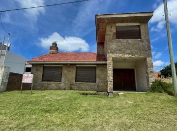 Casa de 5 ambientes, Santa Clara del Mar · Chalet a Una Cuadra de La Playa, Santa Clara del Mar