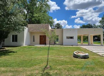 Casa · 110m² · 4 Ambientes · 2 Cocheras · Venta de Casa en El Barrio Haras del Sol