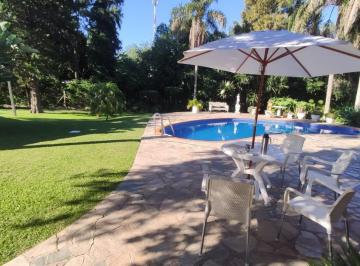 Casa de 5 ambientes, Berazategui · Casa Quinta 5 Ambientes con Pileta, Solarium, Amplio Jardin y Cochera en Venta