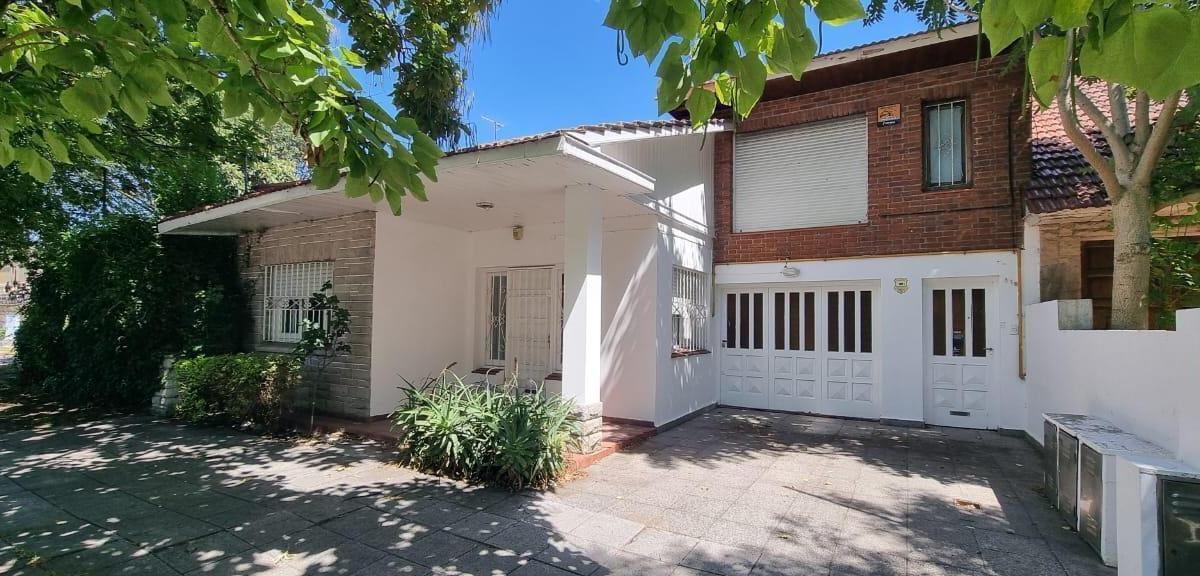 Casa en Ph de cuatro ambientes. Cocina comedor simi integrada por barra. Tres dormitorios. Dos baños. Estado original muy bueno. Barrio Parque Luro.