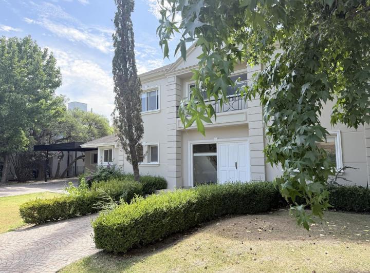 Casa · 290m² · 6 Ambientes · 1 Cochera