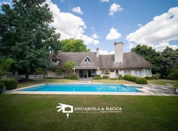 Casa · 230m² · 6 Ambientes · 2 Cocheras · Chalet Tradicional en Esquina