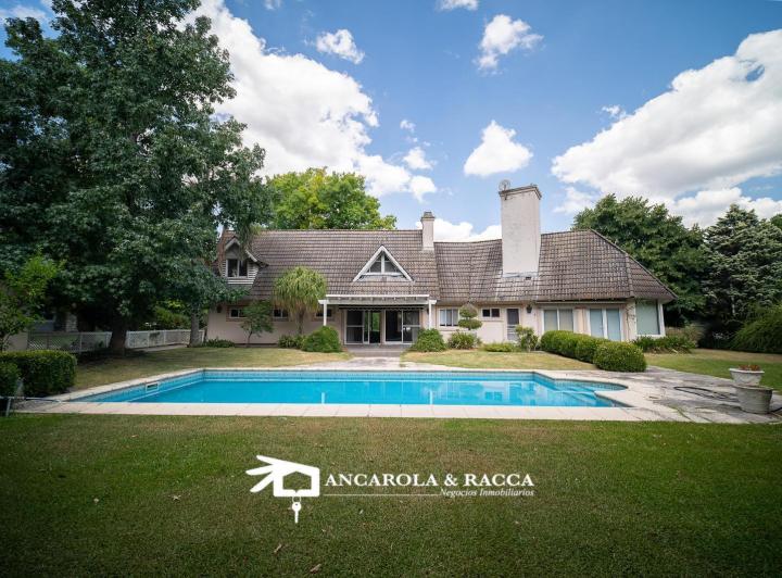 Casa · 230m² · 6 Ambientes · 2 Cocheras