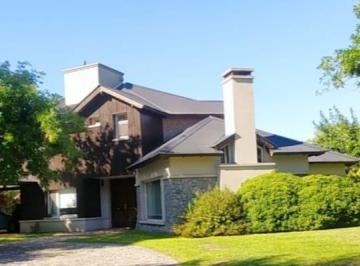 Casa · 285m² · 6 Ambientes · 3 Cocheras · Casa en Venta en Club de Campos Los Puentes, Lujan