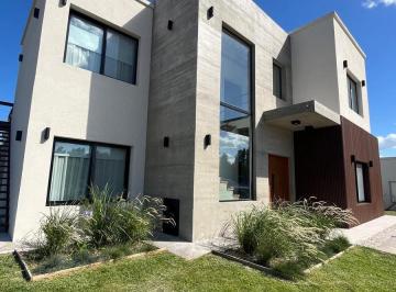 Casa · 265m² · 7 Ambientes · Casa de 5 Dorm. en Costa Esmeralda