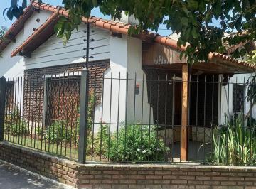 Casa · 213m² · 4 Ambientes · 2 Cocheras · Excelente Chalet a La Venta en Olivos