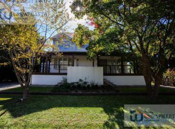 Casa · 365m² · 4 Dormitorios · 1 Cochera · Casa con Muy Buena Ubicación Desarrollada en 3 Plantas - Teresa Urdapilleta Propiedades