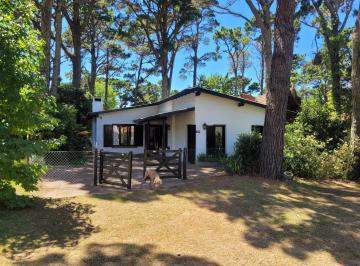 Casa · 130m² · 4 Dormitorios · Casa en Venta - Zona Golf - Construcción Solida - Excelente Estado