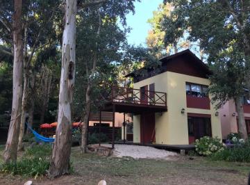 Casa · 52m² · 2 Ambientes · Casa en Dos Plantas con Amplio Espacio Verde