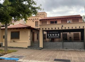 Casa · 255m² · 7 Ambientes · 2 Cocheras · Casa en Venta Sexta Sección - Mendoza