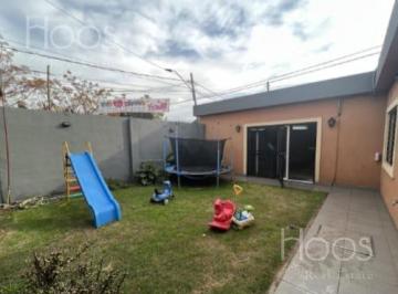 Casa · 138m² · 4 Ambientes · 2 Cocheras · Casa en Castelar Norte con Jardín y Cochera