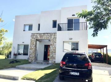 Casa · 240m² · 5 Ambientes · Casa Moderna en Venta en Los Lagos