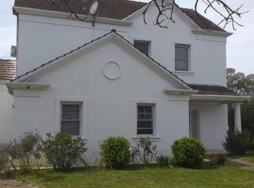Casa · 350m² · 4 Ambientes · 1 Cochera · Casa en Alquiler en Barrio Pilar Golf