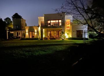 Casa · 340m² · 4 Ambientes · Casa con Increíble Vista Al Lago en Venta y Alquiler en Sant