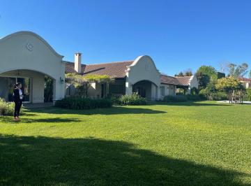Casa · 520m² · 5 Ambientes · 2 Cocheras · Casa en un Gran Lote en Alquiler Temporal en El Encuentro